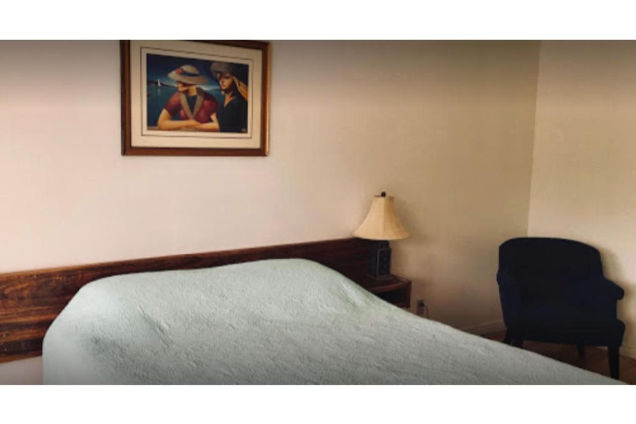 Hotel Penticton Granada Inn מראה חיצוני תמונה